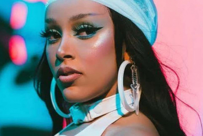 DOJA CAT RAPPE ET VAPE, TOUJOURS AVEC STYLE !