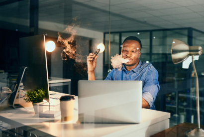Vapotage au travail et règlement intérieur : les informations à détenir