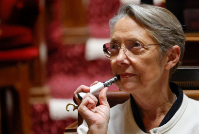 Élisabeth Borne vapote sa cigarette électronique à l’Assemblée