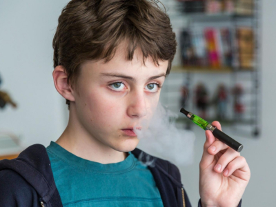 Vapotage des jeunes : le Royaume-Uni lance une étude géante sur 10 ans