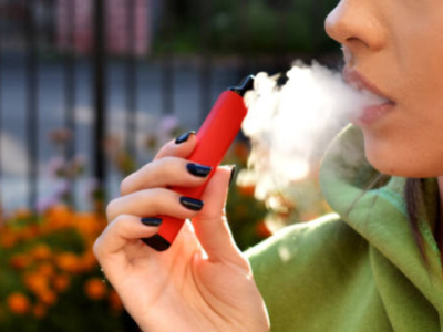 Près de la moitié des vapoteurs sont aussi des fumeurs