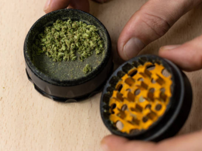 Comment nettoyer un grinder efficacement sans l’abîmer ?