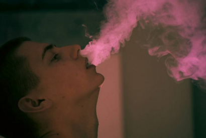 J’ai arrêté de fumer mais je n’arrive pas à vaper sans nicotine. Est-ce grave