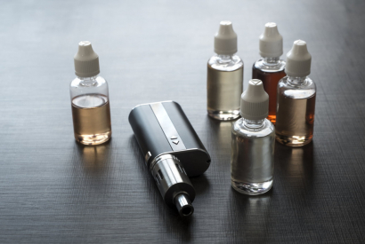 Inquiétude des vapoteurs français face à une possible interdiction des arômes