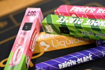 Que valent les puffs, cigarettes électroniques jetables prisées chez les ados ?
