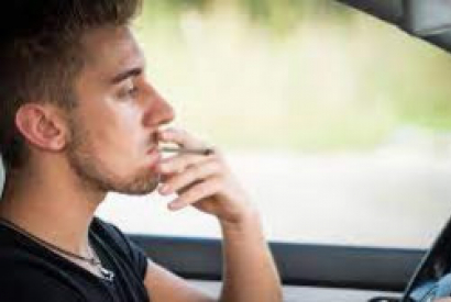 Fumer ou vapoter au volant, est-ce vraiment interdit ?